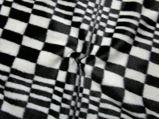 Kožušina smotanovo-čierna "geometrický motív" 