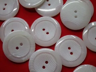 Gombík biely "pásiky" - 34 mm