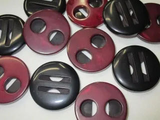 Gombík burgundy "plastický vzor" - 28 mm