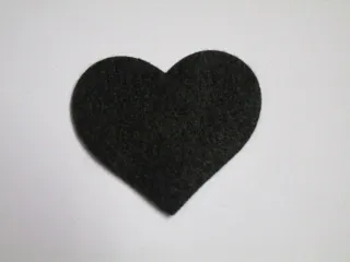 Filcová aplikácia "čierne srdiečko"