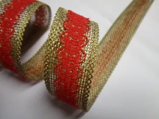 Stuha jutová "tmavozlatá" - červený stred - 25 mm