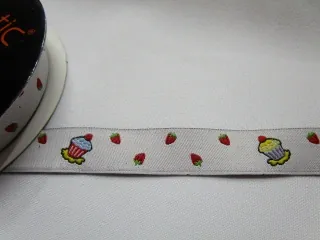Stuha žakarská biela "muffin, jahody" - 16 mm