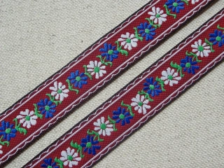 Stuha krojová tmavočervená "biele a modré kvety" - 1,8 cm