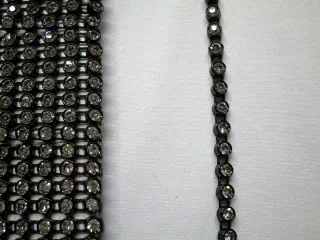 Borta čierna "zirkony" 