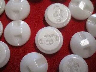 Gombík biely "automobil"