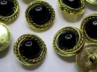 Gombík zlatý "čierny stred" - 25 mm