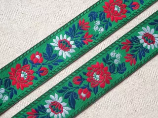 Stuha krojová zelená "biele a červené kvety" - 3,5 cm
