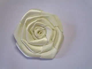 Kvet saténový  "maslový"