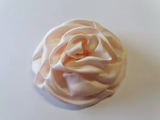 Ruža s filcovým kruhom "marhuľková"