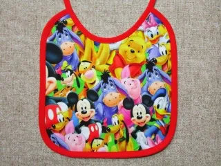 Podbradník zelený "Disney postavičky"