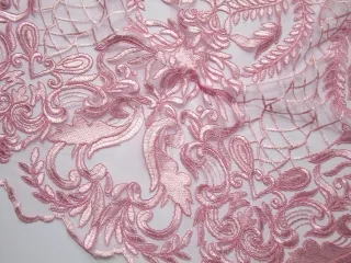 Vyšívaný tyl ružový "listy, ornamenty"