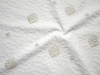 Úplet žakardový smotanový "zlatý ornament" - 2. akosť