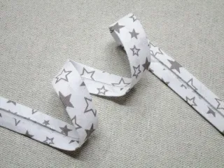Šikmý prúžok bavlnený biely "sivá hviezdička" - 18 mm