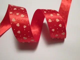 Stuha atlasová červená "plastické srdiečka" - 24 mm
