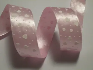 Stuha atlasová ružová "plastické srdiečka" - 24 mm