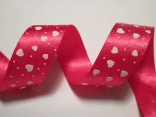 Stuha atlasová cyklaménová "plastické srdiečka" - 24 mm