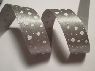 Stuha atlasová sivá "plastické srdiečka" - 24 mm 