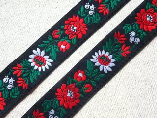 Stuha krojová čierna "biely a červený kvet" - 3,5 cm
