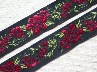 Stuha žakarská čierna "červené kvety" - 3,3 cm