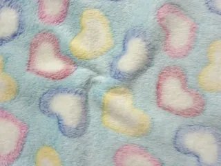 Fleece modrý "farebné srdiečka"