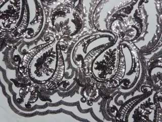 Vyšívaný tyl strieborný "ornamenty, flitre"