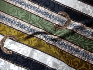 Hodváb maslovo-zeleno-čierny "pásiky, ornamenty" - zbytok