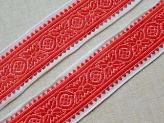 Stuha krojová biela "červený vzor" - 4,5 cm 