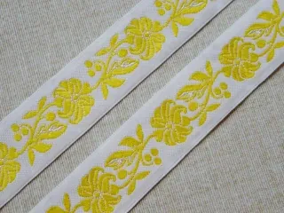 Stuha krojová biela "žltý kvet" - 2,5 cm 