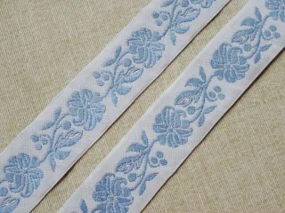 Stuha krojová biela "svetlomodrý kvet" - 2,5 cm 