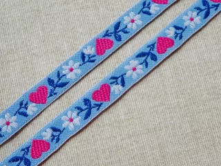 Stuha modrá "biely kvet, cyklaménové srdiečko" - 1 cm