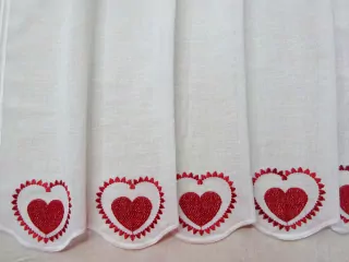 Záclonka biela "červené srdiečko" - 63 cm