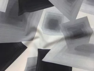 Šatovka smotanovo-sivo-čierna "geometrický vzor"