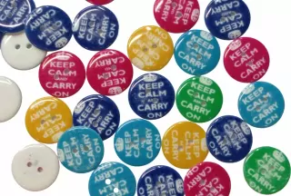 Gombík farebný "KEEP CALM AND CARRY ON" - mix