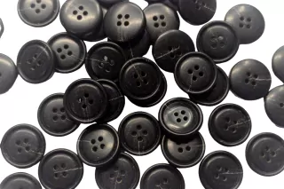 Gombík čierny "svetlý detail" - 17 mm