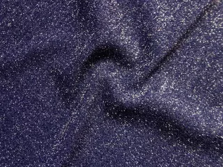 Úplet tmavomodrý "pretkávaný striebornou nitkou"