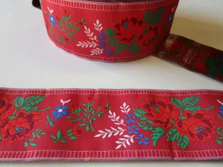 Stuha krojová červená "kvety" - 5,5 cm 