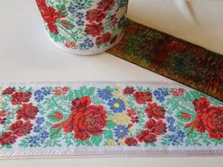 Stuha krojová biela "kvety" - 9,9 cm