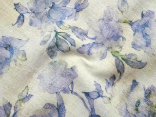 Ľan maslovo-béžová batika "modro-fialové kvety" 